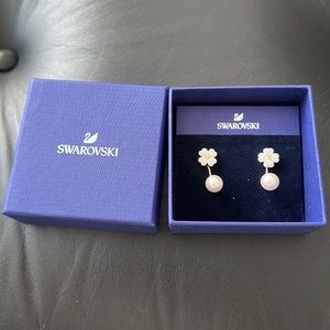Swarovski flower and pearl earrings!